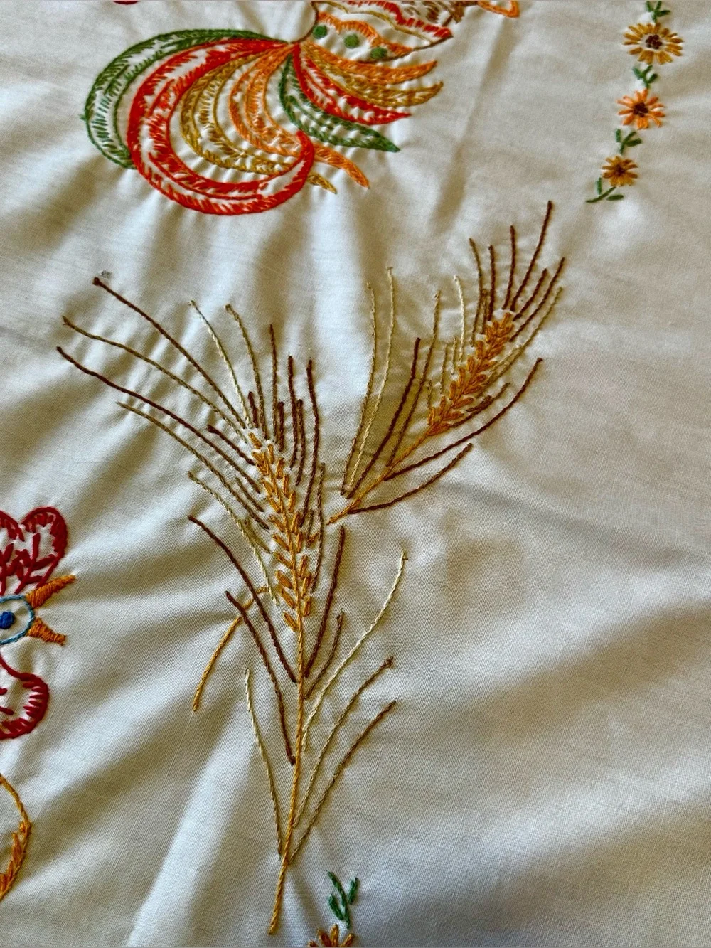 Handmade white Tablecloth embroidered w/colorful Roosters & wheat border. Clean!